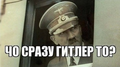 Человек в военной форме смотрит из окна