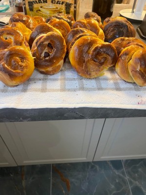 Свежие булочки на кухонном полотенце