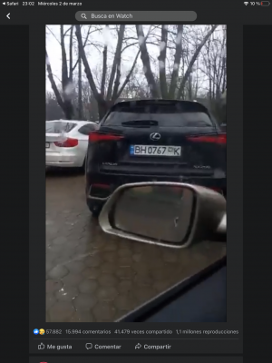 Парковка с несколькими автомобилями в дождливую погоду