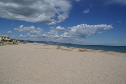 Песчаный пляж с морем и облаками на небе — CostaSpain.net Песчаный пляж с морем и облаками на небе
