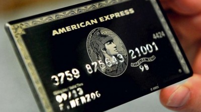 Чёрная кредитная карта American Express в руке
