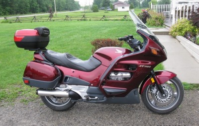 Мотоцикл Honda ST1100 на фоне зелёного газона