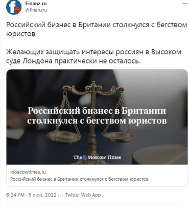 Весы правосудия на фоне рабочего стола юриста