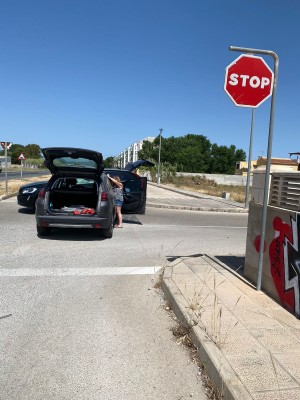 Автомобиль с открытым багажником на дороге, знак стоп — CostaSpain.net Автомобиль с открытым багажником на дороге, знак стоп