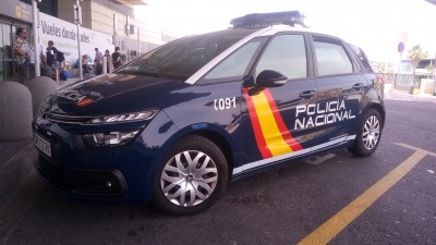 Полицейская машина с надписью "Policía Nacional" на парковке