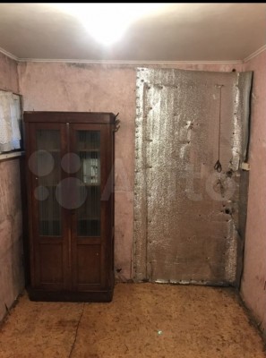 Старая комната с деревянным шкафом и металлической стеной — CostaSpain.net Старая комната с деревянным шкафом и металлической стеной