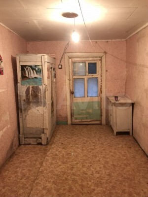 Старая комната с холодильником и дверью — CostaSpain.net Старая комната с холодильником и дверью