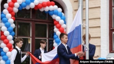 Церемония поднятия флага с участниками в костюмах