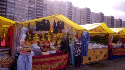Торговые палатки с одеждой и товарами на рынке