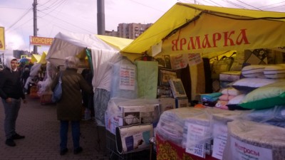 Ярмарка с желтыми палатками и товарами на продажу