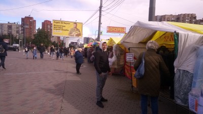 Люди на улице рядом с ярмаркой, палатки с товарами в Испании