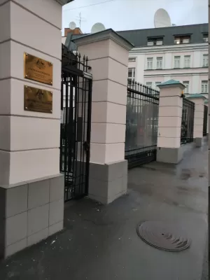 На фото, дипломатическое представительство страны или континента?