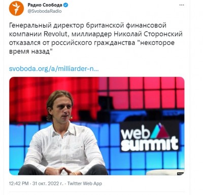 Мужчина с длинными волосами на сцене конференции