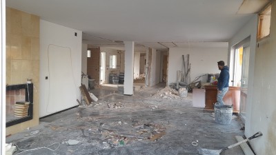 Ремонт в помещении с строительным мусором и рабочим