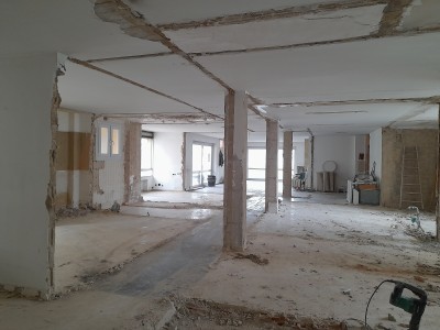 Пустое помещение с незавершённым ремонтом и открытыми стенами