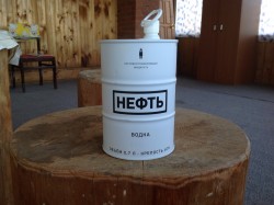 Бочка с надписью "Нефть" и "Водка" на столе