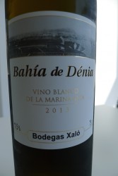 Этикетка белого вина Bahía de Dénia 2013 года