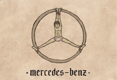 Мальчик, висящий в круге, с надписью "Mercedes-Benz