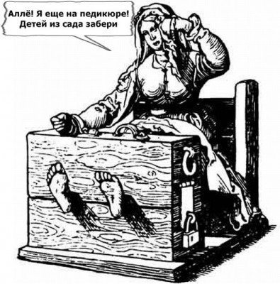 Женщина в старинном кресле, говорящая по телефону