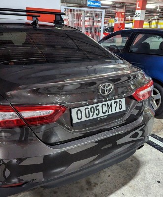 Задняя часть автомобиля Toyota Camry на парковке