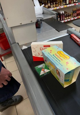 Товары на кассе: конфеты, краски и упаковка