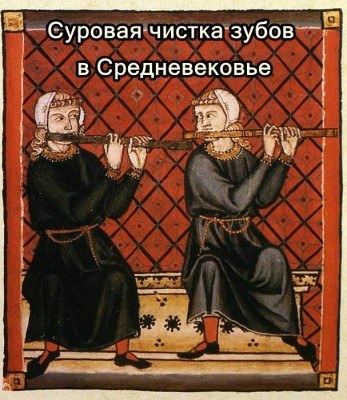 Два человека, играющих на флейтах в средневековом стиле