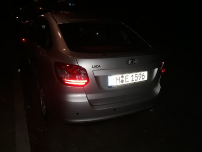 Серебристый автомобиль Lada на темной улице в Испании