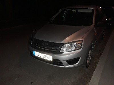 Серый автомобиль припаркован на улице в темноте в Испании