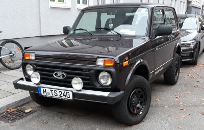 Чёрный внедорожник припаркован на улице рядом с велосипедом в Испании