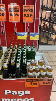 Стеллаж с бутылками пива и банками меда