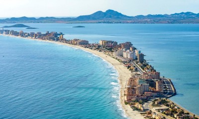 Панорама побережья с городскими зданиями и морем в Испании