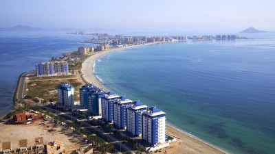 Курортная зона с пляжем и жилыми комплексами у моря в Испании