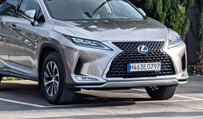 Современный кроссовер Lexus с характерной решеткой радиатора