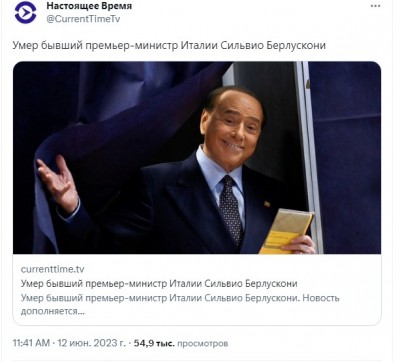 Человек в костюме улыбается и держит книгу — CostaSpain.net Человек в костюме улыбается и держит книгу