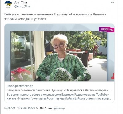 Женщина в зеленом костюме сидит на веранде — CostaSpain.net Женщина в зеленом костюме сидит на веранде