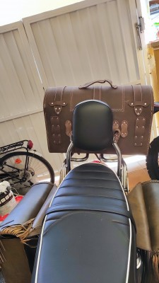 Мотоцикл с кожаным рюкзаком на сиденье