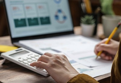 Человек работает с калькулятором и документами на столе — CostaSpain.net Человек работает с калькулятором и документами на столе