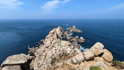 Скалы на берегу моря под голубым небом в Испании — CostaSpain.net Скалы на берегу моря под голубым небом в Испании