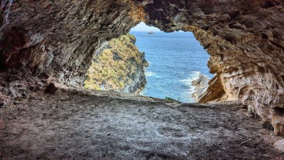 Вид из пещеры на море и скалы в Испании — CostaSpain.net Вид из пещеры на море и скалы в Испании