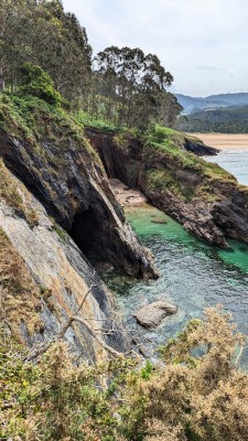 Скалы у моря с зелёной водой и растительностью — CostaSpain.net Скалы у моря с зелёной водой и растительностью