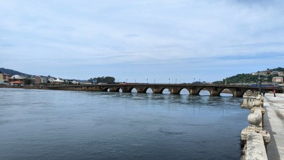 Мост через реку с городской набережной и зданиями на фоне в Испании — CostaSpain.net Мост через реку с городской набережной и зданиями на фоне в Испании