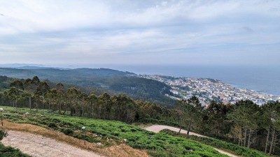 Панорамный вид на город и море с холма в Испании — CostaSpain.net Панорамный вид на город и море с холма в Испании