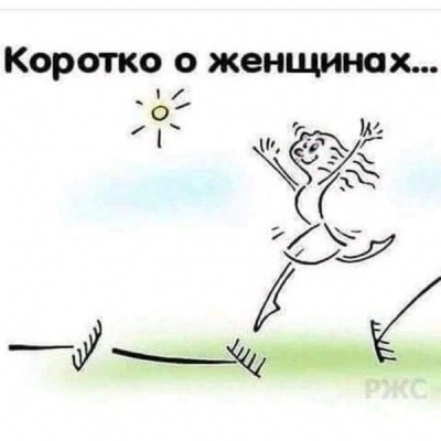 Женщина радостно прыгает через препятствия на траве