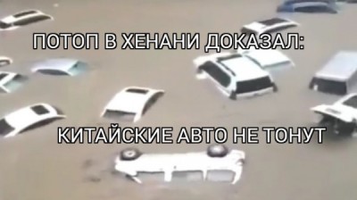 Затопленные автомобили на улице во время наводнения в Испании
