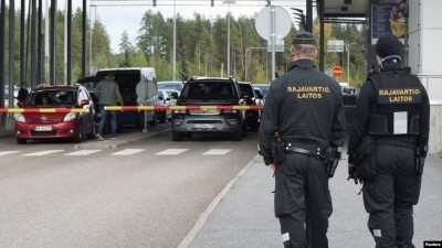 Пограничники контролируют транспорт на пропускном пункте