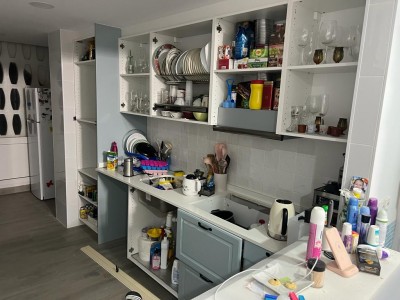 Неубранная кухня с посудой и бытовыми принадлежностями