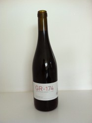 Бутылка красного вина с этикеткой GR-174 2013 года