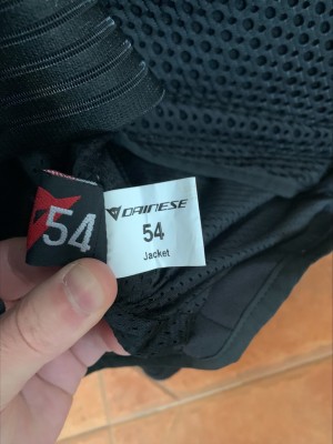 Этикетка с размером 54 на куртке Dainese