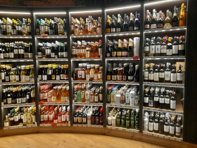 Стеллажи с разнообразными бутылками алкогольных напитков