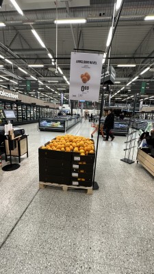 Коробка с апельсинами в супермаркете, ценник 0,69 евро